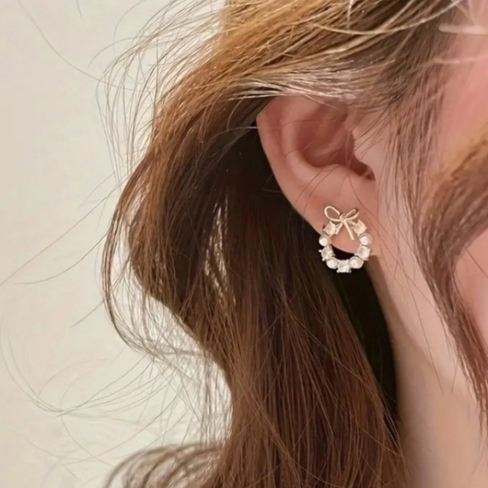 Elegant Gold and Pearl Bow Earrings - Picture 2 of 2